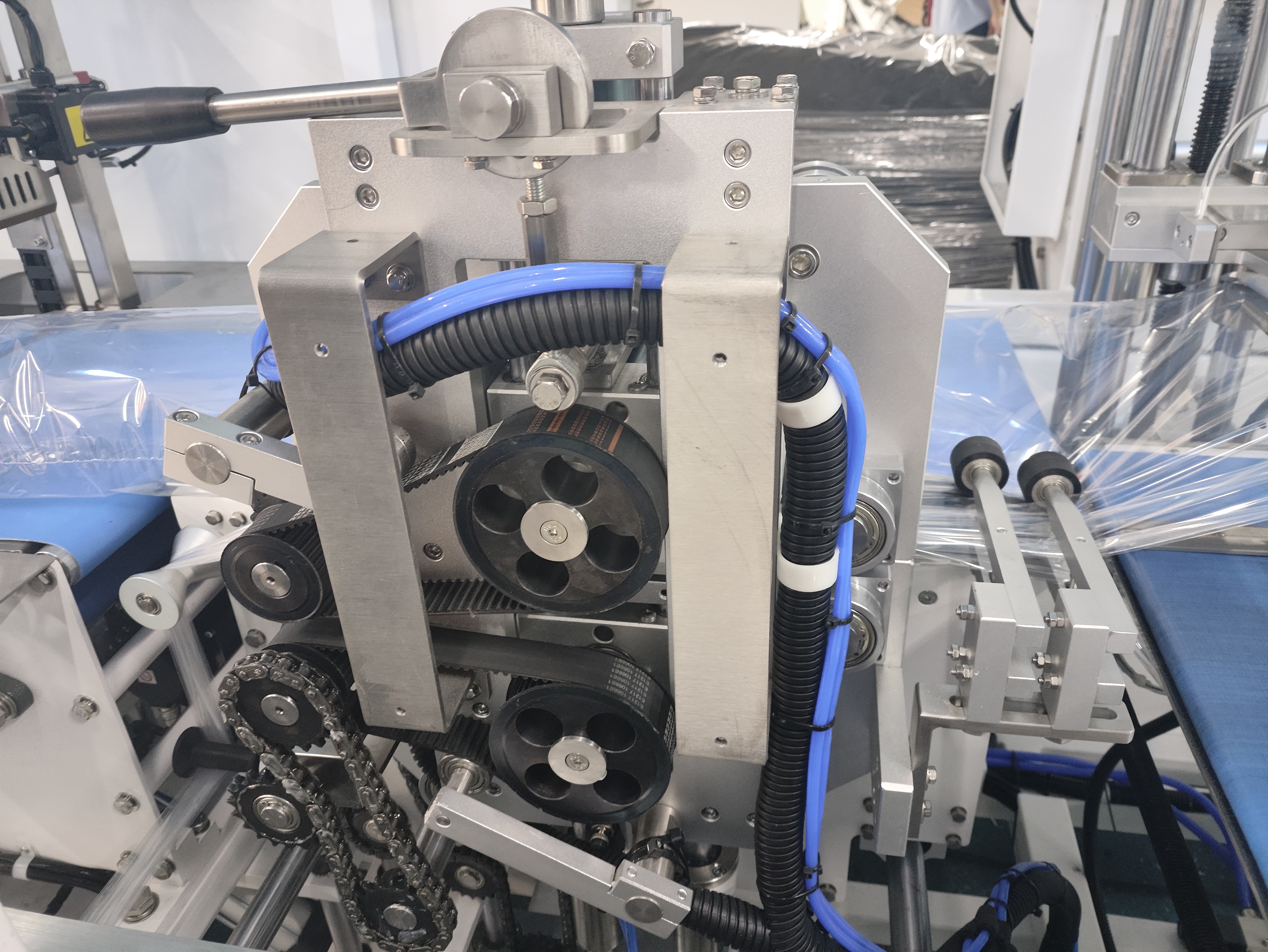 Máquina de envasado retráctil de película de alto rendimiento L801 Máquina automática de envoltura de película de sellado de fideos en taza de alta velocidad con túnel retráctil