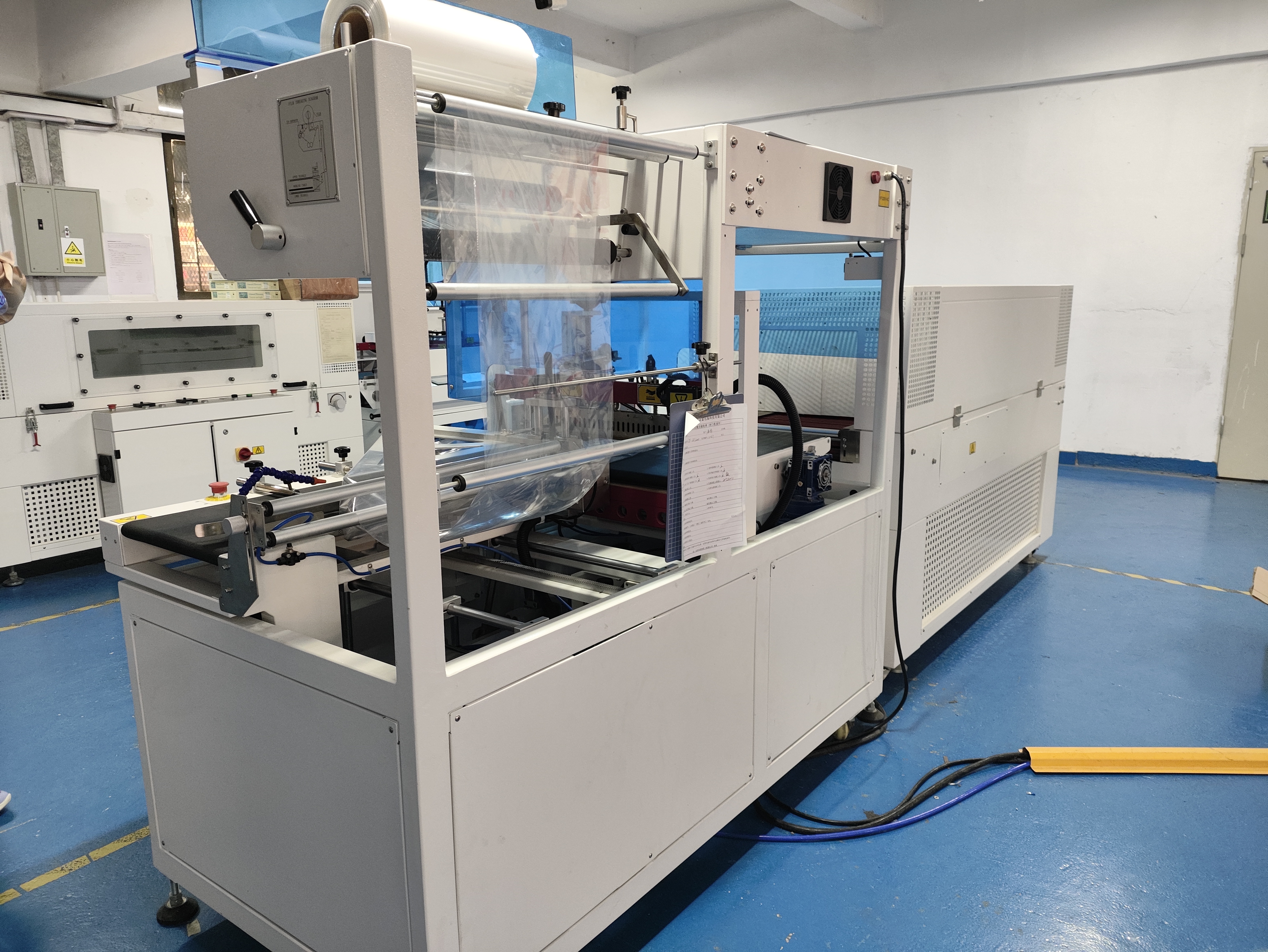 Máquina multifuncional para envolver y envolver envases de película termorretráctil para artículos deportivos Máquina envolvedora de paquetes de embalaje retráctil de película de manga POF