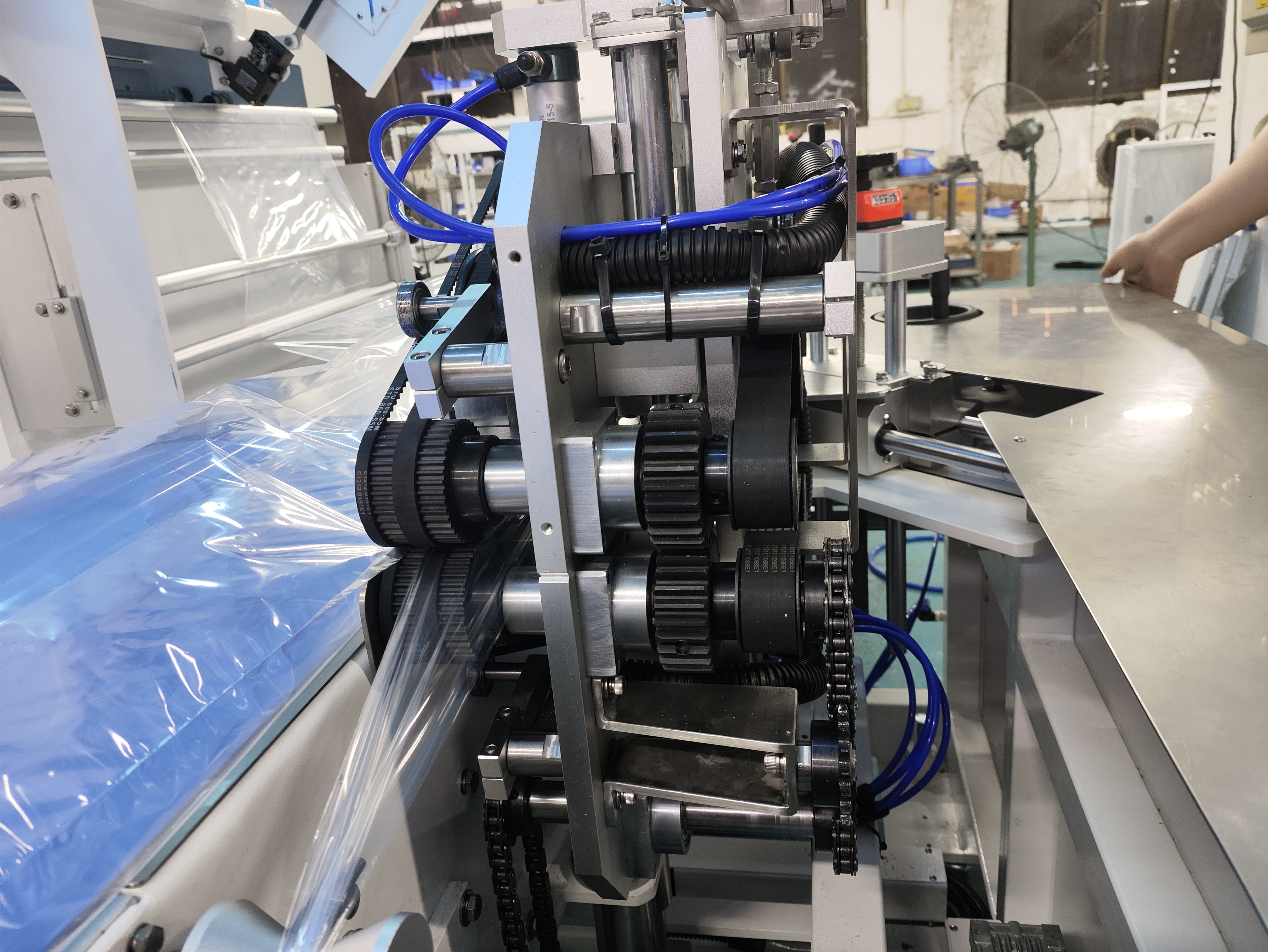 Máquina de envasado retráctil de película de alto rendimiento L801 Máquina automática de envoltura de película de sellado de fideos en taza de alta velocidad con túnel retráctil