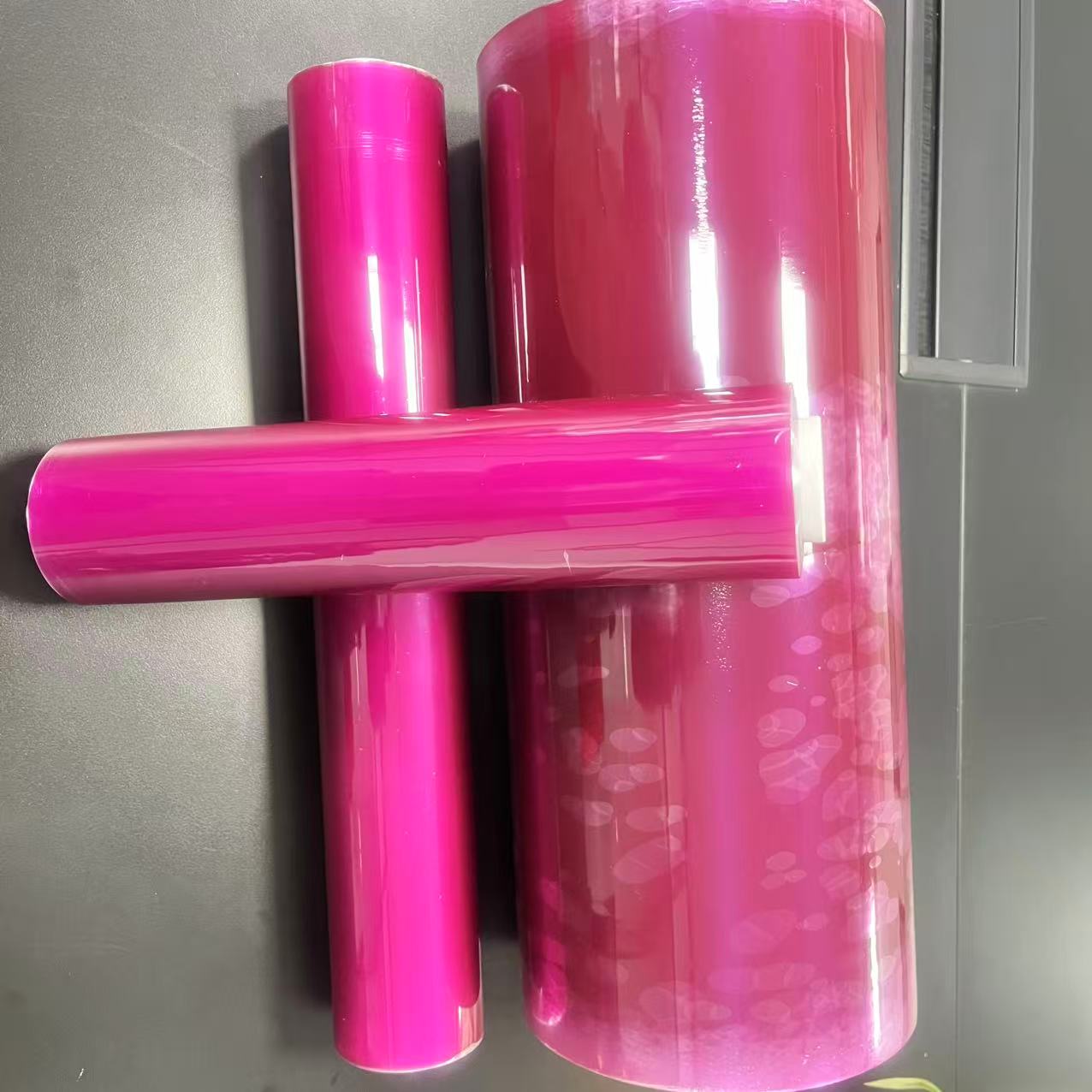 La película adhesiva de color púrpura de calidad alimentaria mantiene el rollo de envoltura de plástico de PVC fresco para el rollo enorme de envoltura de alimentos