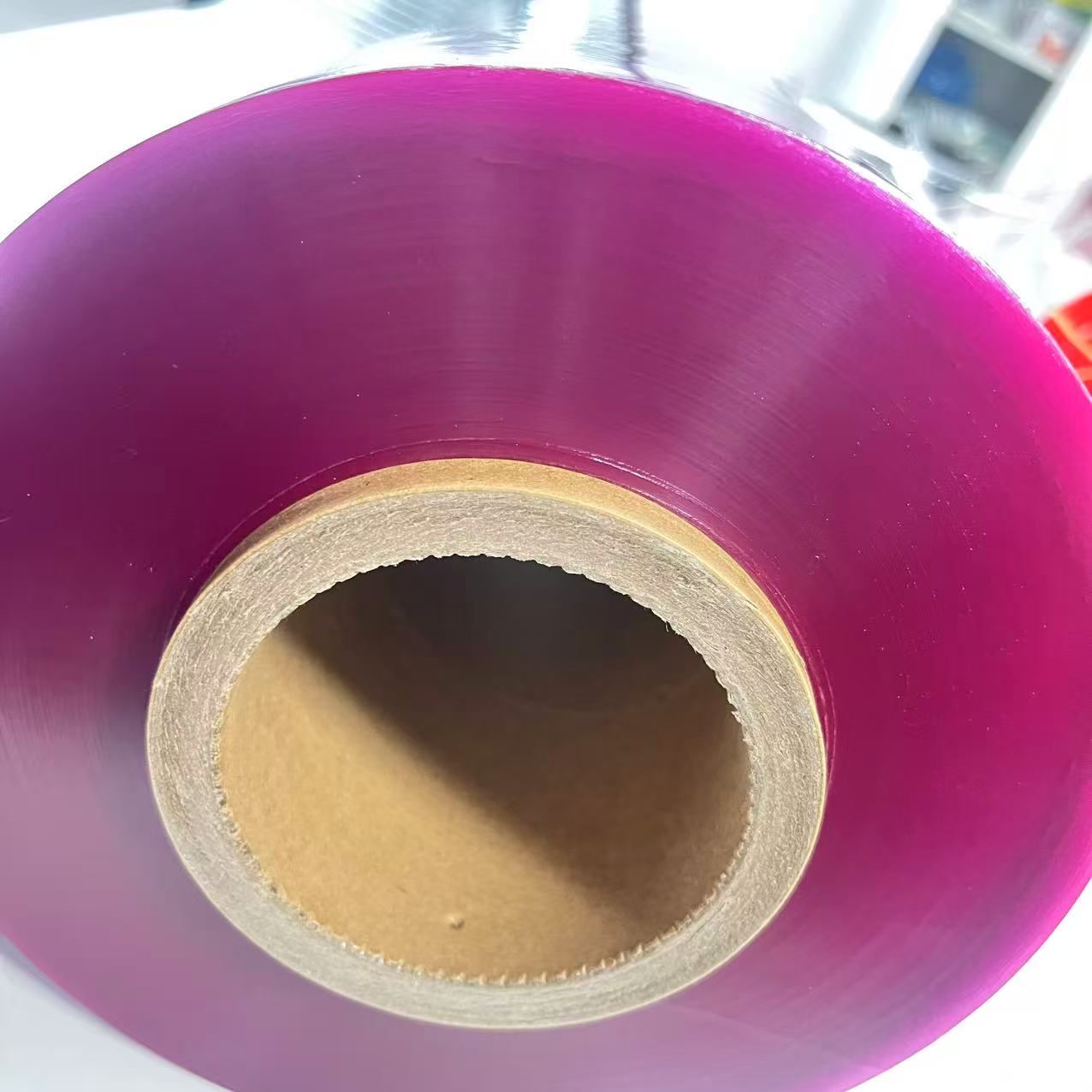 La película adhesiva de color púrpura de calidad alimentaria mantiene el rollo de envoltura de plástico de PVC fresco para el rollo enorme de envoltura de alimentos