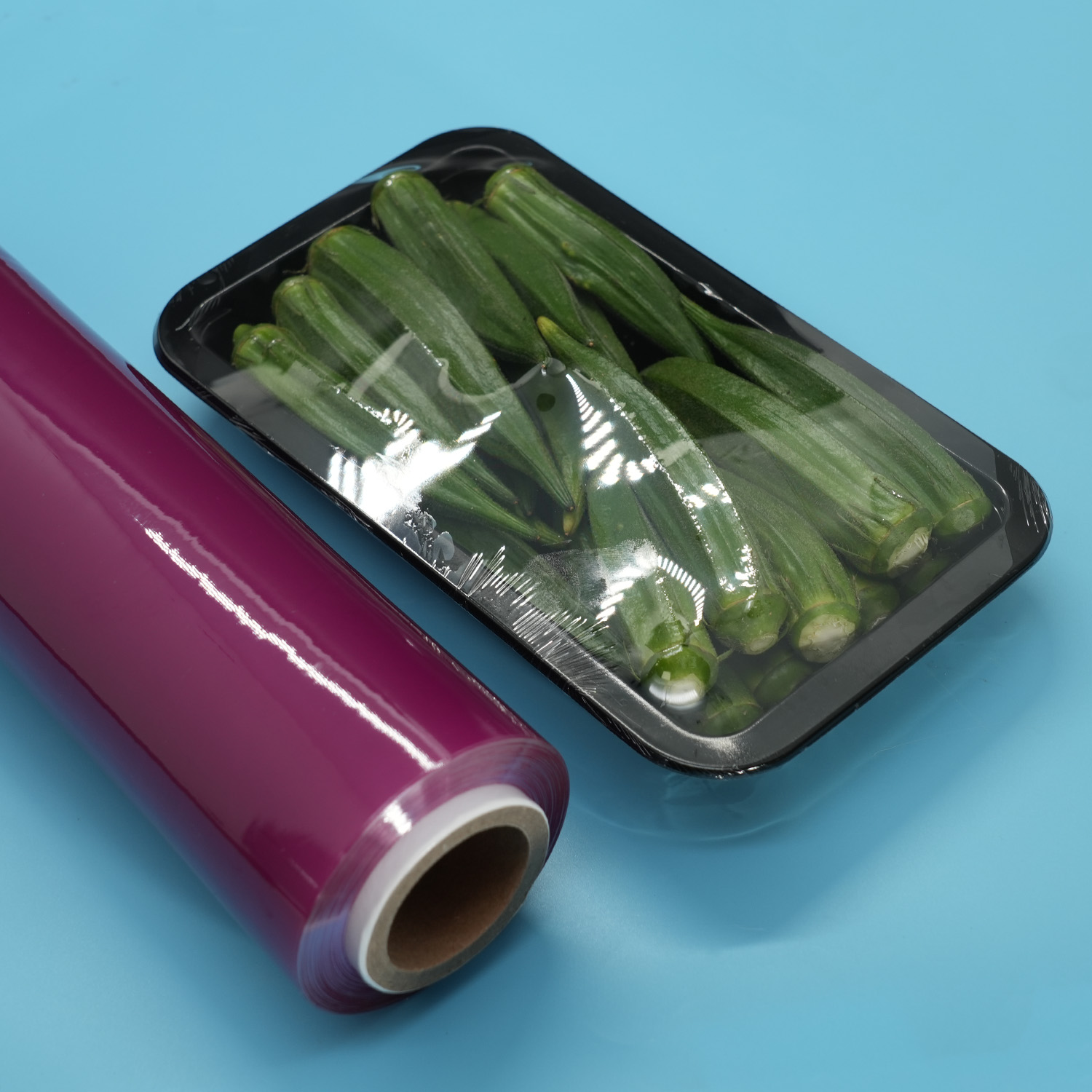 Rollo enorme antivaho de la película adhesiva de la película estirable de la comida del PVC del color púrpura suave para el acondicionamiento de los alimentos
