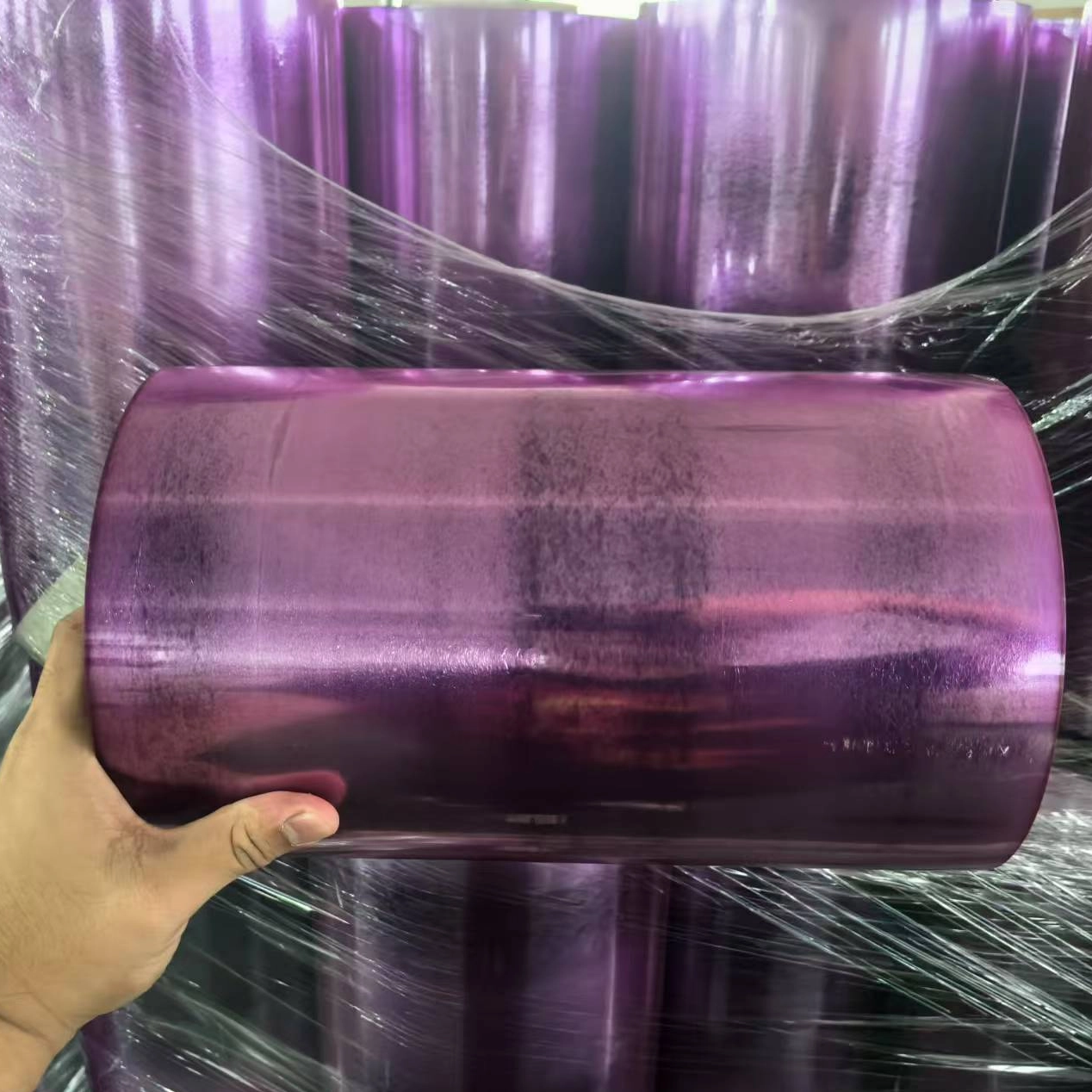 Rollo enorme antivaho de la película adhesiva de la película estirable de la comida del PVC del color púrpura suave para el acondicionamiento de los alimentos