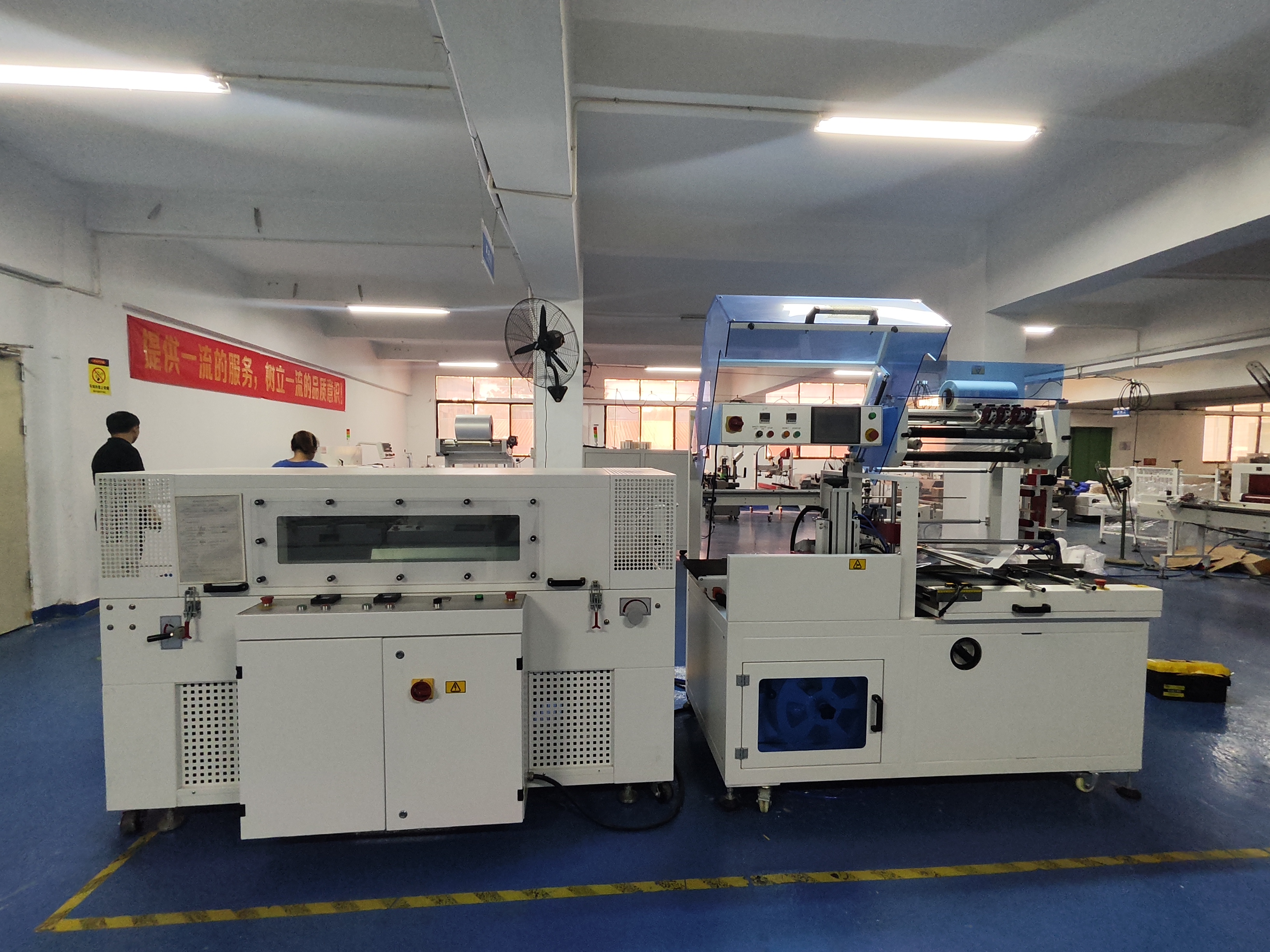 M&aacute;quina empacadora de pl&aacute;stico retr&aacute;ctil en una l&iacute;nea de producci&oacute;n