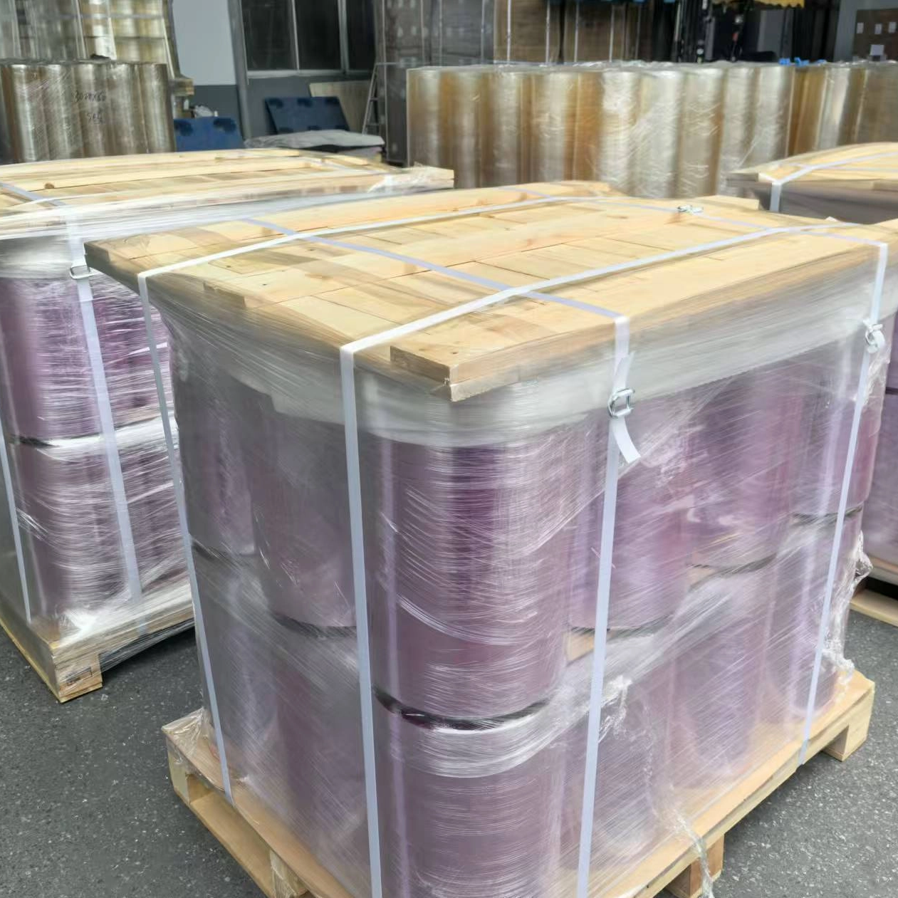 Rollo enorme antivaho de la película adhesiva de la película estirable de la comida del PVC del color púrpura suave para el acondicionamiento de los alimentos